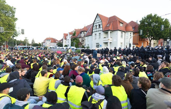 Wegen des AfD-Bundesparteitags am Wochenende in Erfurt sind am Samstagmorgen (04.07.2025) zahlreiche Blockaden und Kundgebungen gestartet. (Foto Gothaer Platz) Das Aktionsbuendnis Widersetzen hatte die Blockade saemtlicher Zufahrtswege zum Veranstaltungsort im Messezentrum angekuendigt. Ab 5.30 Uhr am Samstag sollten die Anfahrtsstrassen zur Messe besetzt werden. Das Aktionsbuendnis rechnet mit rund 10.000 beteiligten Demonstrierenden. Nach Angaben der Stadtverwaltung vom Freitagabend sind mehr als 30 Versammlungen von Gegnern der AfD im gesamten Stadtgebiet angemeldet worden. Getragen werden die Proteste von einem Bündnis aus Parteien, Gewerkschaften, Kirchen und zivilgesellschaftlichen Organisationen. Viele Delegierte erreichten die Me Copyright: epd-bild Paul-PhilippxBraun 19052026-ppb_kennung-225