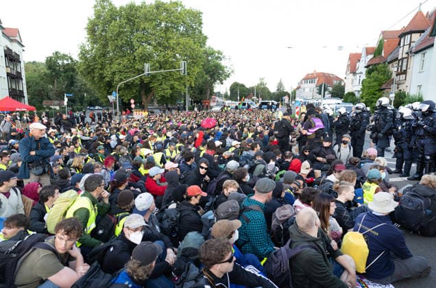 Wegen des AfD-Bundesparteitags am Wochenende in Erfurt sind am Samstagmorgen (04.07.2025) zahlreiche Blockaden und Kundgebungen gestartet. (Foto Gothaer Platz) Das Aktionsbuendnis Widersetzen hatte die Blockade saemtlicher Zufahrtswege zum Veranstaltungsort im Messezentrum angekuendigt. Ab 5.30 Uhr am Samstag sollten die Anfahrtsstrassen zur Messe besetzt werden. Das Aktionsbuendnis rechnet mit rund 10.000 beteiligten Demonstrierenden. Nach Angaben der Stadtverwaltung vom Freitagabend sind mehr als 30 Versammlungen von Gegnern der AfD im gesamten Stadtgebiet angemeldet worden. Getragen werden die Proteste von einem Bündnis aus Parteien, Gewerkschaften, Kirchen und zivilgesellschaftlichen Organisationen. Viele Delegierte erreichten die Me Copyright: epd-bild Paul-PhilippxBraun 19052026-ppb_kennung-229
