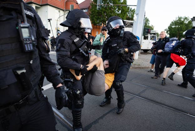 Wegen des AfD-Bundesparteitags am Wochenende in Erfurt sind am Samstagmorgen (04.07.2025) zahlreiche Blockaden und Kundgebungen gestartet. (Foto Gothaer Platz) Das Aktionsbuendnis Widersetzen hatte die Blockade saemtlicher Zufahrtswege zum Veranstaltungsort im Messezentrum angekuendigt. Ab 5.30 Uhr am Samstag sollten die Anfahrtsstrassen zur Messe besetzt werden. Das Aktionsbuendnis rechnet mit rund 10.000 beteiligten Demonstrierenden. Nach Angaben der Stadtverwaltung vom Freitagabend sind mehr als 30 Versammlungen von Gegnern der AfD im gesamten Stadtgebiet angemeldet worden. Getragen werden die Proteste von einem Bündnis aus Parteien, Gewerkschaften, Kirchen und zivilgesellschaftlichen Organisationen. Viele Delegierte erreichten die Me Copyright: epd-bild Paul-PhilippxBraun 19052026-ppb_kennung-232