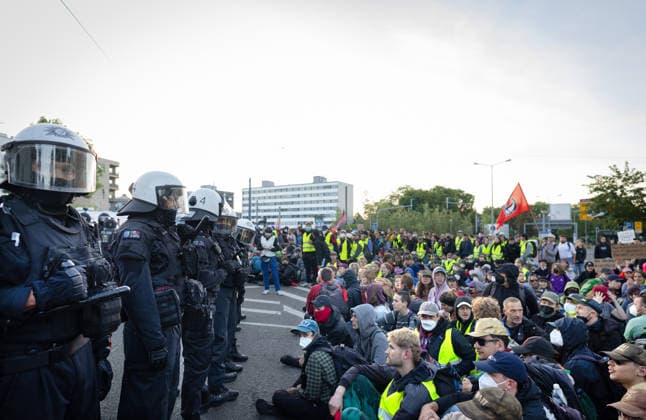 Wegen des AfD-Bundesparteitags am Wochenende in Erfurt sind am Samstagmorgen (04.07.2025) zahlreiche Blockaden und Kundgebungen gestartet. (Foto Gothaer Platz) Das Aktionsbuendnis Widersetzen hatte die Blockade saemtlicher Zufahrtswege zum Veranstaltungsort im Messezentrum angekuendigt. Ab 5.30 Uhr am Samstag sollten die Anfahrtsstrassen zur Messe besetzt werden. Das Aktionsbuendnis rechnet mit rund 10.000 beteiligten Demonstrierenden. Nach Angaben der Stadtverwaltung vom Freitagabend sind mehr als 30 Versammlungen von Gegnern der AfD im gesamten Stadtgebiet angemeldet worden. Getragen werden die Proteste von einem Bündnis aus Parteien, Gewerkschaften, Kirchen und zivilgesellschaftlichen Organisationen. Viele Delegierte erreichten die Me Copyright: epd-bild Paul-PhilippxBraun 19052026-ppb_kennung-234