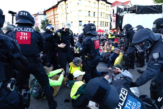 Wegen des AfD-Bundesparteitags am Wochenende in Erfurt sind am Samstagmorgen (04.07.2025) zahlreiche Blockaden und Kundgebungen gestartet. (Foto Gothaer Platz) Das Aktionsbuendnis Widersetzen hatte die Blockade saemtlicher Zufahrtswege zum Veranstaltungsort im Messezentrum angekuendigt. Ab 5.30 Uhr am Samstag sollten die Anfahrtsstrassen zur Messe besetzt werden. Das Aktionsbuendnis rechnet mit rund 10.000 beteiligten Demonstrierenden. Nach Angaben der Stadtverwaltung vom Freitagabend sind mehr als 30 Versammlungen von Gegnern der AfD im gesamten Stadtgebiet angemeldet worden. Getragen werden die Proteste von einem Bündnis aus Parteien, Gewerkschaften, Kirchen und zivilgesellschaftlichen Organisationen. Viele Delegierte erreichten die Me Copyright: epd-bild Paul-PhilippxBraun 19052026-ppb_kennung-236