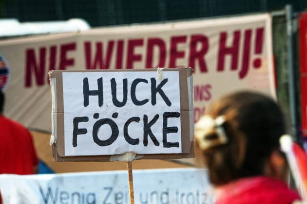 Hauptkundgebung gegen den AfD-Bundesparteitag an diesem Wochenende in Erfurt, Kundgebung organisiert vom DGB und dem Bündnis Zusammenstehen, Zehntausende protestieren an der Messe Erfurt, wo der AfD Parteitag stattfindet, Erfurt, 4. Juli 2026 Deutschland, Erfurt, 4. Juli 2026, Plakate Huck Föcke und Nie wieder HJ, Hauptkundgebung gegen den AfD-Bundesparteitag an diesem Wochenende in Erfurt, Kundgebung organisiert vom DGB und dem Bündnis Zusammenstehen, Zehntausende protestieren an der Messe Erfurt, wo der AfD Parteitag stattfindet, Protestbewegung, Politik, Thüringen *** Main rally against the AfD national party convention this weekend in Erfurt; rally organized by the DGB and the Zusammenstehen alliance; tens of thousands protest a