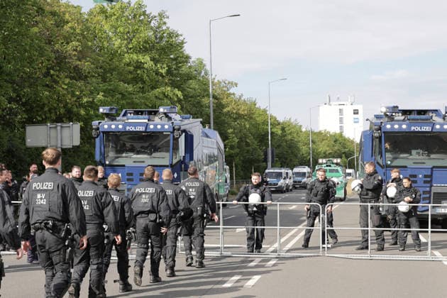 04.07.2026 Demonstration gegen den AFD-Parteitag in Erfurt Die Polizei sperrt den Zugang zum Parteitag in der Messehalle mit Wasserwerfern und Panzern ab. Erfurt Thürigen *** July 4, 2026: Protest against the AfD party convention in Erfurt. Police block access to the party convention at the convention center using water cannons and armored vehicles. Erfurt, Thuringia