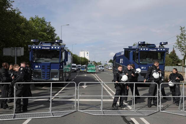 04.07.2026 Demonstration gegen den AFD-Parteitag in Erfurt Die Polizei sperrt den Zugang zum Parteitag in der Messehalle mit Wasserwerfern und Panzern ab. Erfurt Thürigen *** July 4, 2026: Protest against the AfD party convention in Erfurt. Police block access to the party convention at the convention center using water cannons and armored vehicles. Erfurt, Thuringia