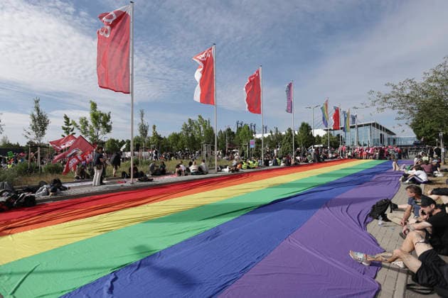 News Themen der Woche KW27 04.07.2026 Demonstration gegen den AFD-Parteitag in Erfurt Die Zufahrt zur Messe, blockiert von einer großen Regenbogenflagge Erfurt Thürigen *** July 4, 2026: Protest against the AfD party convention in Erfurt. The entrance to the convention center, blocked by a large rainbow flag. Erfurt, Thuringia