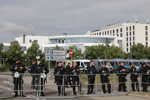 04.07.2026 Demonstration gegen den AFD-Parteitag in Erfurt Polizeikette mit Hamburger Gitter als Absperrung der Messehalle. Erfurt Thürigen *** July 4, 2026: Demonstration against the AfD party convention in Erfurt; a police cordon with Hamburg-style barriers set up to block access to the exhibition hall in Erfurt, Thuringia