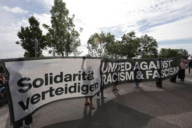 04.07.2026 Demonstration gegen den AFD-Parteitag in Erfurt Großes Banner Solidarität verteidigen, united against racism & fascism auf der Hauptkundgebung vor der Messe Erfurt Thürigen *** July 4, 2026: Demonstration against the AfD party convention in Erfurt. A large banner reading Defend Solidarity, United Against Racism and Fascism at the main rally in front of the Erfurt Exhibition Center in Thuringia.