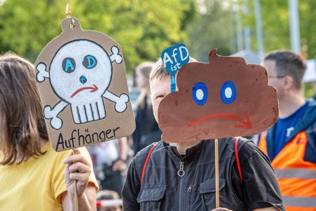 Hauptkundgebung gegen den AfD-Bundesparteitag an diesem Wochenende in Erfurt, Kundgebung organisiert vom DGB und dem Bündnis Zusammenstehen, Zehntausende protestieren an der Messe Erfurt, wo der AfD Parteitag stattfindet, Erfurt, 4. Juli 2026 Deutschland, Erfurt, 4. Juli 2026, Hauptkundgebung gegen den AfD-Bundesparteitag an diesem Wochenende in Erfurt, Kundgebung organisiert vom DGB und dem Bündnis Zusammenstehen, Zehntausende protestieren an der Messe Erfurt, wo der AfD Parteitag stattfindet, Protestbewegung, Politik, Thüringen *** Main rally against the AfD national party convention this weekend in Erfurt; rally organized by the DGB and the Zusammenstehen alliance; tens of thousands protest at the Erfurt Exhibition Center, where t