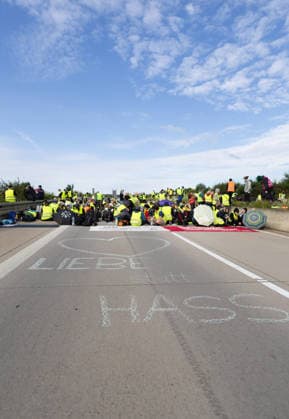 Wegen des AfD-Bundesparteitags am Wochenende in Erfurt sind am Samstagmorgen (04.07.2025) zahlreiche Blockaden und Kundgebungen gestartet. Das Aktionsbuendnis Widersetzen hatte die Blockade saemtlicher Zufahrtswege zum Veranstaltungsort im Messezentrum angekuendigt. (Foto: A71) Ab 5.30 Uhr am Samstag sollten die Anfahrtsstrassen zur Messe besetzt werden. Das Aktionsbuendnis rechnet mit rund 10.000 beteiligten Demonstrierenden. Nach Angaben der Stadtverwaltung vom Freitagabend sind mehr als 30 Versammlungen von Gegnern der AfD im gesamten Stadtgebiet angemeldet worden. Getragen werden die Proteste von einem Bündnis aus Parteien, Gewerkschaften, Kirchen und zivilgesellschaftlichen Organisationen. Viele Delegierte erreichten die Messe berei Copyright: epd-bild Paul-PhilippxBraun 04062026-ppb--01