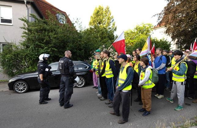 Wegen des AfD-Bundesparteitags am Wochenende in Erfurt sind am Samstagmorgen (04.07.2025) zahlreiche Blockaden und Kundgebungen gestartet. (Foto: Demonstrationszug in Richtung Messe mit mehreren Tausend Teilnehmenden) Das Aktionsbuendnis Widersetzen hatte die Blockade saemtlicher Zufahrtswege zum Veranstaltungsort im Messezentrum angekuendigt. Ab 5.30 Uhr am Samstag sollten die Anfahrtsstrassen zur Messe besetzt werden. Das Aktionsbuendnis rechnet mit rund 10.000 beteiligten Demonstrierenden. Nach Angaben der Stadtverwaltung vom Freitagabend sind mehr als 30 Versammlungen von Gegnern der AfD im gesamten Stadtgebiet angemeldet worden. Getragen werden die Proteste von einem Bündnis aus Parteien, Gewerkschaften, Kirchen und zivilgesellschaf Copyright: epd-bild Paul-PhilippxBraun 04062026-ppb--10