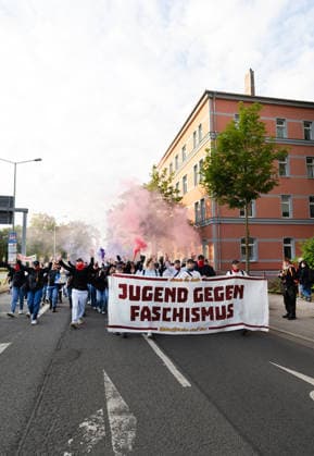 Wegen des AfD-Bundesparteitags am Wochenende in Erfurt sind am Samstagmorgen (04.07.2025) zahlreiche Blockaden und Kundgebungen gestartet. (Foto: Demonstrationszug in Richtung Messe mit mehreren Tausend Teilnehmenden) Das Aktionsbuendnis Widersetzen hatte die Blockade saemtlicher Zufahrtswege zum Veranstaltungsort im Messezentrum angekuendigt. Ab 5.30 Uhr am Samstag sollten die Anfahrtsstrassen zur Messe besetzt werden. Das Aktionsbuendnis rechnet mit rund 10.000 beteiligten Demonstrierenden. Nach Angaben der Stadtverwaltung vom Freitagabend sind mehr als 30 Versammlungen von Gegnern der AfD im gesamten Stadtgebiet angemeldet worden. Getragen werden die Proteste von einem Bündnis aus Parteien, Gewerkschaften, Kirchen und zivilgesellschaf Copyright: epd-bild Paul-PhilippxBraun 04062026-ppb--12