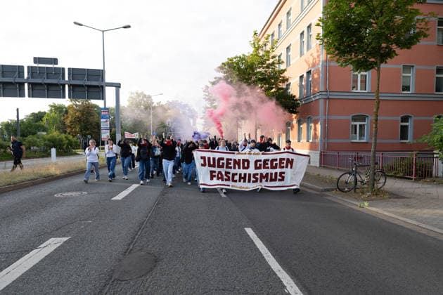 Wegen des AfD-Bundesparteitags am Wochenende in Erfurt sind am Samstagmorgen (04.07.2025) zahlreiche Blockaden und Kundgebungen gestartet. (Foto: Demonstrationszug in Richtung Messe mit mehreren Tausend Teilnehmenden) Das Aktionsbuendnis Widersetzen hatte die Blockade saemtlicher Zufahrtswege zum Veranstaltungsort im Messezentrum angekuendigt. Ab 5.30 Uhr am Samstag sollten die Anfahrtsstrassen zur Messe besetzt werden. Das Aktionsbuendnis rechnet mit rund 10.000 beteiligten Demonstrierenden. Nach Angaben der Stadtverwaltung vom Freitagabend sind mehr als 30 Versammlungen von Gegnern der AfD im gesamten Stadtgebiet angemeldet worden. Getragen werden die Proteste von einem Bündnis aus Parteien, Gewerkschaften, Kirchen und zivilgesellschaf Copyright: epd-bild Paul-PhilippxBraun 04062026-ppb--13