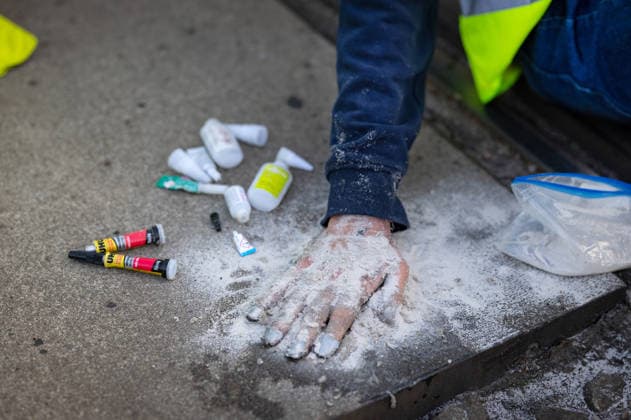 Wegen des AfD-Bundesparteitags am Wochenende in Erfurt sind am Samstagmorgen (04.07.2025) zahlreiche Blockaden und Kundgebungen gestartet. Der Strassenbahnverkehr in Teilen der Innenstadt kam am Morgen zum Erliegen. Demonstranten hatten sich an einem zentralen Platz in der Naehe des geplanten AfD-Parteitags an den Schienen festgeklebt (Foto). Das Aktionsbuendnis Widersetzen hatte die Blockade saemtlicher Zufahrtswege zum Veranstaltungsort im Messezentrum angekuendigt. Ab 5.30 Uhr am Samstag sollten die Anfahrtsstrassen zur Messe besetzt werden. Das Aktionsbuendnis rechnet mit rund 10.000 beteiligten Demonstrierenden. Nach Angaben der Stadtverwaltung vom Freitagabend sind mehr als 30 Versammlungen von Gegnern der AfD im gesamten Stadtgebie Copyright: epd-bild Paul-PhilippxBraun 04062026-ppb--21