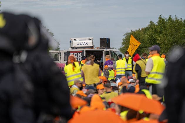 fD Erfurt Laufende Berichterstattung zum AfD-Bundesparteitag in Erfurt Gegenproteste angekündigt Tausende Polizisten im Einsatz Am 4. und 5. Juli 2026 trifft sich die AfD zum 17. Bundesparteitag in Erfurt. Die Veranstaltung findet in der Messehalle 1 der Messe Erfurt statt. Im Fokus steht die turnusgemäße Wahl des Bundesvorstands. Ein breites Bündnis aus Gewerkschaften, Kirchen, Wohlfahrtsverbänden und Parteien (SPD, Grüne, Linke) mobilisiert gegen die Veranstaltung. Es werden zwischen 35.000 und 50.000 Gegendemonstranten in der Stadt erwartet. Das Aktionsbündnis Widersetzen plant gezielte, gewaltfreie Sitzblockaden an den Zufahrtswegen zur Messe, um den Ablauf des Parteitags aktiv zu stören und zu verzögern. Die T