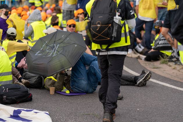fD Erfurt Laufende Berichterstattung zum AfD-Bundesparteitag in Erfurt Gegenproteste angekündigt Tausende Polizisten im Einsatz Am 4. und 5. Juli 2026 trifft sich die AfD zum 17. Bundesparteitag in Erfurt. Die Veranstaltung findet in der Messehalle 1 der Messe Erfurt statt. Im Fokus steht die turnusgemäße Wahl des Bundesvorstands. Ein breites Bündnis aus Gewerkschaften, Kirchen, Wohlfahrtsverbänden und Parteien (SPD, Grüne, Linke) mobilisiert gegen die Veranstaltung. Es werden zwischen 35.000 und 50.000 Gegendemonstranten in der Stadt erwartet. Das Aktionsbündnis Widersetzen plant gezielte, gewaltfreie Sitzblockaden an den Zufahrtswegen zur Messe, um den Ablauf des Parteitags aktiv zu stören und zu verzögern. Die T
