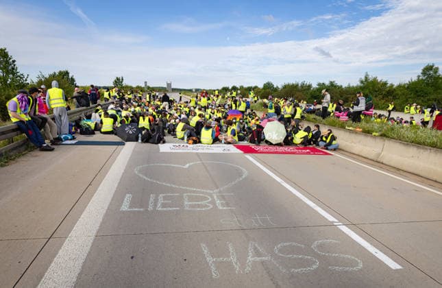 Wegen des AfD-Bundesparteitags am Wochenende in Erfurt sind am Samstagmorgen (04.07.2025) zahlreiche Blockaden und Kundgebungen gestartet. Das Aktionsbuendnis Widersetzen hatte die Blockade saemtlicher Zufahrtswege zum Veranstaltungsort im Messezentrum angekuendigt. (Foto: A71) Ab 5.30 Uhr am Samstag sollten die Anfahrtsstrassen zur Messe besetzt werden. Das Aktionsbuendnis rechnet mit rund 10.000 beteiligten Demonstrierenden. Nach Angaben der Stadtverwaltung vom Freitagabend sind mehr als 30 Versammlungen von Gegnern der AfD im gesamten Stadtgebiet angemeldet worden. Getragen werden die Proteste von einem Bündnis aus Parteien, Gewerkschaften, Kirchen und zivilgesellschaftlichen Organisationen. Viele Delegierte erreichten die Messe berei Copyright: epd-bild Paul-PhilippxBraun 04062026-ppb--03