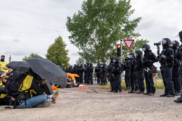 fD Erfurt Laufende Berichterstattung zum AfD-Bundesparteitag in Erfurt Gegenproteste angekündigt Tausende Polizisten im Einsatz Am 4. und 5. Juli 2026 trifft sich die AfD zum 17. Bundesparteitag in Erfurt. Die Veranstaltung findet in der Messehalle 1 der Messe Erfurt statt. Im Fokus steht die turnusgemäße Wahl des Bundesvorstands. Ein breites Bündnis aus Gewerkschaften, Kirchen, Wohlfahrtsverbänden und Parteien (SPD, Grüne, Linke) mobilisiert gegen die Veranstaltung. Es werden zwischen 35.000 und 50.000 Gegendemonstranten in der Stadt erwartet. Das Aktionsbündnis Widersetzen plant gezielte, gewaltfreie Sitzblockaden an den Zufahrtswegen zur Messe, um den Ablauf des Parteitags aktiv zu stören und zu verzögern. Die T
