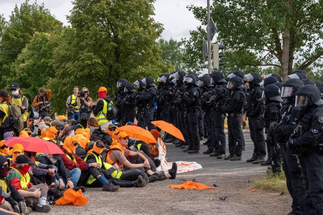 fD Erfurt Laufende Berichterstattung zum AfD-Bundesparteitag in Erfurt Gegenproteste angekündigt Tausende Polizisten im Einsatz Am 4. und 5. Juli 2026 trifft sich die AfD zum 17. Bundesparteitag in Erfurt. Die Veranstaltung findet in der Messehalle 1 der Messe Erfurt statt. Im Fokus steht die turnusgemäße Wahl des Bundesvorstands. Ein breites Bündnis aus Gewerkschaften, Kirchen, Wohlfahrtsverbänden und Parteien (SPD, Grüne, Linke) mobilisiert gegen die Veranstaltung. Es werden zwischen 35.000 und 50.000 Gegendemonstranten in der Stadt erwartet. Das Aktionsbündnis Widersetzen plant gezielte, gewaltfreie Sitzblockaden an den Zufahrtswegen zur Messe, um den Ablauf des Parteitags aktiv zu stören und zu verzögern. Die T