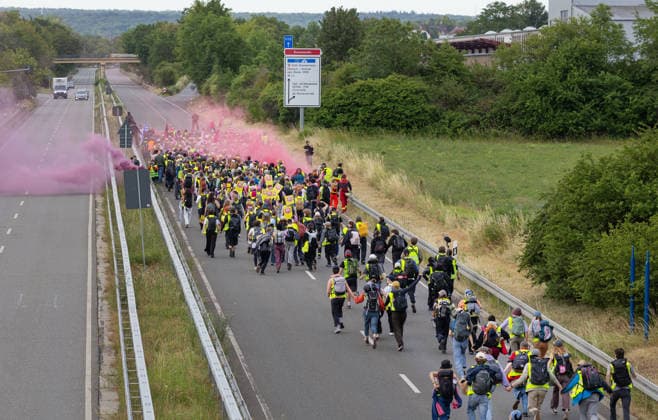Wegen des AfD-Bundesparteitags am Wochenende in Erfurt sind am Samstagmorgen (04.07.2025) zahlreiche Blockaden und Kundgebungen gestartet. Das Aktionsbuendnis Widersetzen hatte die Blockade saemtlicher Zufahrtswege zum Veranstaltungsort im Messezentrum angekuendigt. (Foto: A71) Ab 5.30 Uhr am Samstag sollten die Anfahrtsstrassen zur Messe besetzt werden. Das Aktionsbuendnis rechnet mit rund 10.000 beteiligten Demonstrierenden. Nach Angaben der Stadtverwaltung vom Freitagabend sind mehr als 30 Versammlungen von Gegnern der AfD im gesamten Stadtgebiet angemeldet worden. Getragen werden die Proteste von einem Bündnis aus Parteien, Gewerkschaften, Kirchen und zivilgesellschaftlichen Organisationen. Viele Delegierte erreichten die Messe berei Copyright: epd-bild Paul-PhilippxBraun 04062026-ppb--05