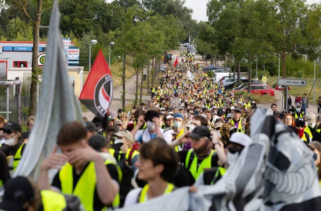 Wegen des AfD-Bundesparteitags am Wochenende in Erfurt sind am Samstagmorgen (04.07.2025) zahlreiche Blockaden und Kundgebungen gestartet. (Foto: Demonstrationszug in Richtung Messe mit mehreren Tausend Teilnehmenden) Das Aktionsbuendnis Widersetzen hatte die Blockade saemtlicher Zufahrtswege zum Veranstaltungsort im Messezentrum angekuendigt. Ab 5.30 Uhr am Samstag sollten die Anfahrtsstrassen zur Messe besetzt werden. Das Aktionsbuendnis rechnet mit rund 10.000 beteiligten Demonstrierenden. Nach Angaben der Stadtverwaltung vom Freitagabend sind mehr als 30 Versammlungen von Gegnern der AfD im gesamten Stadtgebiet angemeldet worden. Getragen werden die Proteste von einem Bündnis aus Parteien, Gewerkschaften, Kirchen und zivilgesellschaf Copyright: epd-bild Paul-PhilippxBraun 04062026-ppb--06