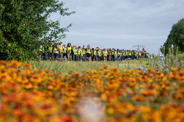 News Bilder des Tages Wegen des AfD-Bundesparteitags am Wochenende in Erfurt sind am Samstagmorgen (04.07.2025) zahlreiche Blockaden und Kundgebungen gestartet. (Foto: Demonstrationszug in Richtung Messe mit mehreren Tausend Teilnehmenden) Das Aktionsbuendnis Widersetzen hatte die Blockade saemtlicher Zufahrtswege zum Veranstaltungsort im Messezentrum angekuendigt. Ab 5.30 Uhr am Samstag sollten die Anfahrtsstrassen zur Messe besetzt werden. Das Aktionsbuendnis rechnet mit rund 10.000 beteiligten Demonstrierenden. Nach Angaben der Stadtverwaltung vom Freitagabend sind mehr als 30 Versammlungen von Gegnern der AfD im gesamten Stadtgebiet angemeldet worden. Getragen werden die Proteste von einem Bündnis aus Parteien, Gewerkschaften, Kirchen und zivilgesellschaf Copyright: epd-bild Paul-PhilippxBraun 04062026-ppb--08