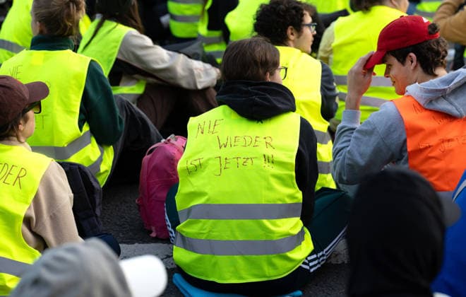 Wegen des AfD-Bundesparteitags am Wochenende in Erfurt sind am Samstagmorgen (04.07.2025) zahlreiche Blockaden und Kundgebungen gestartet. Das Aktionsbuendnis Widersetzen hatte die Blockade saemtlicher Zufahrtswege zum Veranstaltungsort im Messezentrum angekuendigt. (Foto: A71) Ab 5.30 Uhr am Samstag sollten die Anfahrtsstrassen zur Messe besetzt werden. Das Aktionsbuendnis rechnet mit rund 10.000 beteiligten Demonstrierenden. Nach Angaben der Stadtverwaltung vom Freitagabend sind mehr als 30 Versammlungen von Gegnern der AfD im gesamten Stadtgebiet angemeldet worden. Getragen werden die Proteste von einem Bündnis aus Parteien, Gewerkschaften, Kirchen und zivilgesellschaftlichen Organisationen. Viele Delegierte erreichten die Messe berei Copyright: epd-bild Paul-PhilippxBraun 04062026-ppb--15