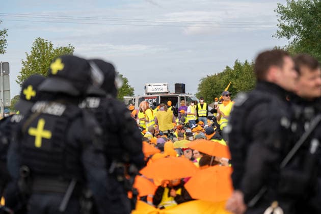 fD Erfurt Laufende Berichterstattung zum AfD-Bundesparteitag in Erfurt Gegenproteste angekündigt Tausende Polizisten im Einsatz Am 4. und 5. Juli 2026 trifft sich die AfD zum 17. Bundesparteitag in Erfurt. Die Veranstaltung findet in der Messehalle 1 der Messe Erfurt statt. Im Fokus steht die turnusgemäße Wahl des Bundesvorstands. Ein breites Bündnis aus Gewerkschaften, Kirchen, Wohlfahrtsverbänden und Parteien (SPD, Grüne, Linke) mobilisiert gegen die Veranstaltung. Es werden zwischen 35.000 und 50.000 Gegendemonstranten in der Stadt erwartet. Das Aktionsbündnis Widersetzen plant gezielte, gewaltfreie Sitzblockaden an den Zufahrtswegen zur Messe, um den Ablauf des Parteitags aktiv zu stören und zu verzögern. Die T