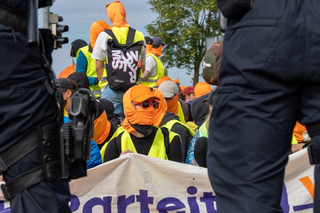 fD Erfurt Laufende Berichterstattung zum AfD-Bundesparteitag in Erfurt Gegenproteste angekündigt Tausende Polizisten im Einsatz Am 4. und 5. Juli 2026 trifft sich die AfD zum 17. Bundesparteitag in Erfurt. Die Veranstaltung findet in der Messehalle 1 der Messe Erfurt statt. Im Fokus steht die turnusgemäße Wahl des Bundesvorstands. Ein breites Bündnis aus Gewerkschaften, Kirchen, Wohlfahrtsverbänden und Parteien (SPD, Grüne, Linke) mobilisiert gegen die Veranstaltung. Es werden zwischen 35.000 und 50.000 Gegendemonstranten in der Stadt erwartet. Das Aktionsbündnis Widersetzen plant gezielte, gewaltfreie Sitzblockaden an den Zufahrtswegen zur Messe, um den Ablauf des Parteitags aktiv zu stören und zu verzögern. Die T