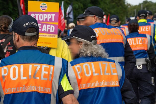Polizei begleitet den Demozug zum Messegelände, wo der AfD-Parteitag stattfindet, Demonstranten ziehen zur Hauptkundgebung gegen den AfD-Bundesparteitag an diesem Wochenende, Erfurt, 4. Juli 2026 Deutschland, Erfurt, 4. Juli 2026, Plakat Stoppt AfD, Polizei begleitet den Demozug zum Messegelände, wo der AfD-Parteitag stattfindet, Demonstranten ziehen zur Hauptkundgebung gegen den AfD-Bundesparteitag an diesem Wochenende ,Kundgebung organisiert vom DGB und dem Bündnis Zusammenstehen, Zehntausende protestieren an der Messe Erfurt, wo der AfD Parteitag stattfindet, Polizeikräfte zur Sicherheit, Protestbewegung, Politik, Thüringen *** Police escort the demonstration march to the convention center, where the AfD party convention is taking
