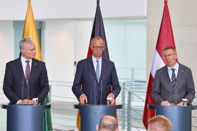 Berlin, Deutschland, 03.07.2026: Bundeskanzleramt: Empfang der Staats- und Regierungschefs der drei baltischen Länder Lettland, Estland und Litauen: Litauens Staatspräsident Gitanas Nauseda, Bundeskanzler Friedrich Merz (CDU), Lettlands Präsident Edgars Rinkevics *** Berlin, Germany, July 3, 2026, Federal Chancellery: Reception for the heads of state and government of the three Baltic countries—Latvia, Estonia, and Lithuania—Lithuanian President Gitanas Nauseda, German Chancellor Friedrich Merz (CDU), and Latvian President Edgars Rinkevics Copyright: xdtsxNachrichtenagenturx dts_126187