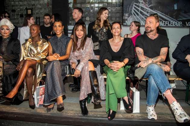Mode, Berlin Fashion Week, Gäste der Kilian Kerner Modenschau ABB KERNER- Florence Kasumba, Annabelle Mandeng, Simone Thomalla, Ulrike Frank und Marcel Ostertag am Catwalk zu Gast bei der Kilan Kerner SPRING SUMMER 2027 auf der Fashion Week in der Skaterhalle in Berlin am 03.07.2026 Berlin Deutschland *** ABB KERNER s Florence Kasumba, Annabelle Mandeng, Simone Thomalla, Ulrike Frank, and Marcel Ostertag walked the runway at the Kilan Kerner SPRING SUMMER 2027 show during Fashion Week at the Skaterhalle in Berlin on July 3, 2026, Berlin, Germany