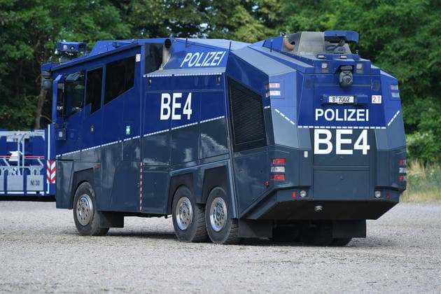17. Bundesparteitag der Alternative für Deutschland am 04.07.2026 in der Messe Erfurt in Erfurt Ein Wasserwerfer ( BE4 ) der Polizei steht vor der Messe Erfurt *** 17th Federal Party Convention of Alternative for Germany on July 4, 2026, at the Erfurt Exhibition Center in Erfurt. A BE4 police water cannon is parked in front of the Erfurt Exhibition Center. xRx