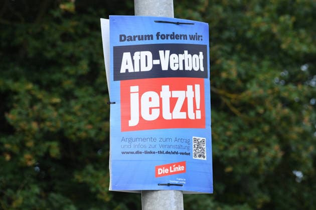 17. Bundesparteitag der Alternative für Deutschland am 04.07.2026 in der Messe Erfurt in Erfurt Ein Wahlplakat der Partei Die Linke mit der Aufschrift: AfD-Verbot jetzt! *** 17th Federal Party Convention of Alternative for Germany on July 4, 2026, at the Erfurt Exhibition Center in Erfurt. An election poster from the Left Party reading Ban the AfD Now. xRx