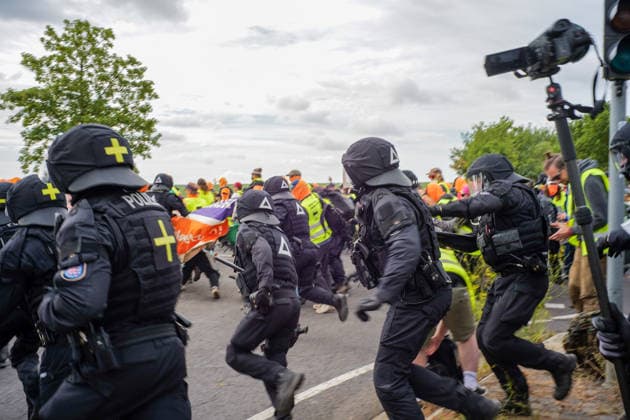 fD Erfurt Laufende Berichterstattung zum AfD-Bundesparteitag in Erfurt Gegenproteste angekündigt Tausende Polizisten im Einsatz Am 4. und 5. Juli 2026 trifft sich die AfD zum 17. Bundesparteitag in Erfurt. Die Veranstaltung findet in der Messehalle 1 der Messe Erfurt statt. Im Fokus steht die turnusgemäße Wahl des Bundesvorstands. Ein breites Bündnis aus Gewerkschaften, Kirchen, Wohlfahrtsverbänden und Parteien (SPD, Grüne, Linke) mobilisiert gegen die Veranstaltung. Es werden zwischen 35.000 und 50.000 Gegendemonstranten in der Stadt erwartet. Das Aktionsbündnis Widersetzen plant gezielte, gewaltfreie Sitzblockaden an den Zufahrtswegen zur Messe, um den Ablauf des Parteitags aktiv zu stören und zu verzögern. Die T