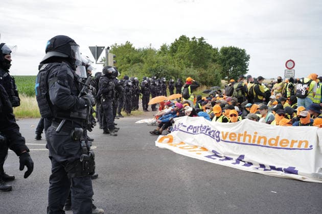 fD Erfurt Laufende Berichterstattung zum AfD-Bundesparteitag in Erfurt Gegenproteste angekündigt Tausende Polizisten im Einsatz Am 4. und 5. Juli 2026 trifft sich die AfD zum 17. Bundesparteitag in Erfurt. Die Veranstaltung findet in der Messehalle 1 der Messe Erfurt statt. Im Fokus steht die turnusgemäße Wahl des Bundesvorstands. Ein breites Bündnis aus Gewerkschaften, Kirchen, Wohlfahrtsverbänden und Parteien (SPD, Grüne, Linke) mobilisiert gegen die Veranstaltung. Es werden zwischen 35.000 und 50.000 Gegendemonstranten in der Stadt erwartet. Das Aktionsbündnis Widersetzen plant gezielte, gewaltfreie Sitzblockaden an den Zufahrtswegen zur Messe, um den Ablauf des Parteitags aktiv zu stören und zu verzögern. Die T