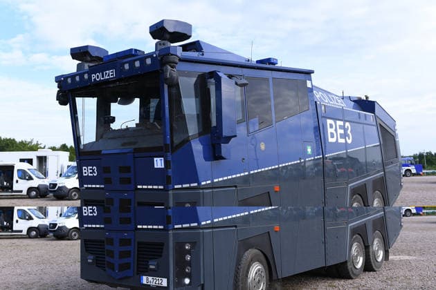 17. Bundesparteitag der Alternative für Deutschland am 04.07.2026 in der Messe Erfurt in Erfurt Ein Wasserwerfer der Polizei steht vor der Messe Erfurt *** 17th Federal Party Convention of Alternative for Germany on July 4, 2026, at the Erfurt Exhibition Center in Erfurt. A police water cannon is parked in front of the Erfurt Exhibition Center. xRx