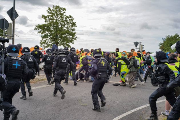 fD Erfurt Laufende Berichterstattung zum AfD-Bundesparteitag in Erfurt Gegenproteste angekündigt Tausende Polizisten im Einsatz Am 4. und 5. Juli 2026 trifft sich die AfD zum 17. Bundesparteitag in Erfurt. Die Veranstaltung findet in der Messehalle 1 der Messe Erfurt statt. Im Fokus steht die turnusgemäße Wahl des Bundesvorstands. Ein breites Bündnis aus Gewerkschaften, Kirchen, Wohlfahrtsverbänden und Parteien (SPD, Grüne, Linke) mobilisiert gegen die Veranstaltung. Es werden zwischen 35.000 und 50.000 Gegendemonstranten in der Stadt erwartet. Das Aktionsbündnis Widersetzen plant gezielte, gewaltfreie Sitzblockaden an den Zufahrtswegen zur Messe, um den Ablauf des Parteitags aktiv zu stören und zu verzögern. Die T