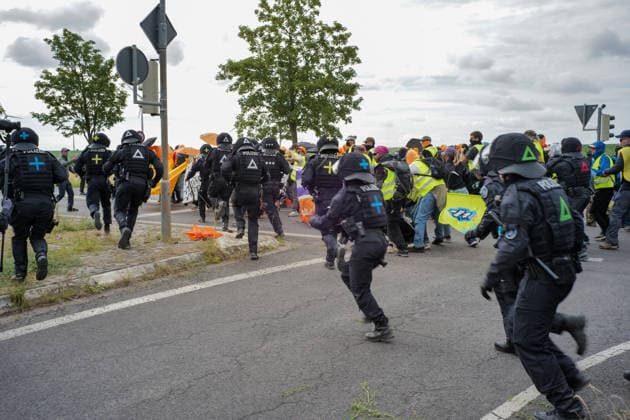 fD Erfurt Laufende Berichterstattung zum AfD-Bundesparteitag in Erfurt Gegenproteste angekündigt Tausende Polizisten im Einsatz Am 4. und 5. Juli 2026 trifft sich die AfD zum 17. Bundesparteitag in Erfurt. Die Veranstaltung findet in der Messehalle 1 der Messe Erfurt statt. Im Fokus steht die turnusgemäße Wahl des Bundesvorstands. Ein breites Bündnis aus Gewerkschaften, Kirchen, Wohlfahrtsverbänden und Parteien (SPD, Grüne, Linke) mobilisiert gegen die Veranstaltung. Es werden zwischen 35.000 und 50.000 Gegendemonstranten in der Stadt erwartet. Das Aktionsbündnis Widersetzen plant gezielte, gewaltfreie Sitzblockaden an den Zufahrtswegen zur Messe, um den Ablauf des Parteitags aktiv zu stören und zu verzögern. Die T