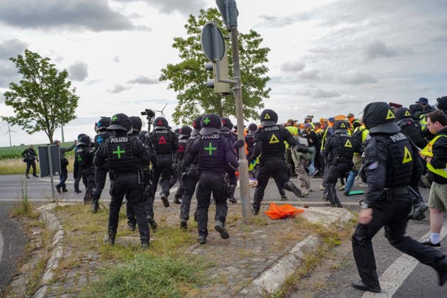 fD Erfurt Laufende Berichterstattung zum AfD-Bundesparteitag in Erfurt Gegenproteste angekündigt Tausende Polizisten im Einsatz Am 4. und 5. Juli 2026 trifft sich die AfD zum 17. Bundesparteitag in Erfurt. Die Veranstaltung findet in der Messehalle 1 der Messe Erfurt statt. Im Fokus steht die turnusgemäße Wahl des Bundesvorstands. Ein breites Bündnis aus Gewerkschaften, Kirchen, Wohlfahrtsverbänden und Parteien (SPD, Grüne, Linke) mobilisiert gegen die Veranstaltung. Es werden zwischen 35.000 und 50.000 Gegendemonstranten in der Stadt erwartet. Das Aktionsbündnis Widersetzen plant gezielte, gewaltfreie Sitzblockaden an den Zufahrtswegen zur Messe, um den Ablauf des Parteitags aktiv zu stören und zu verzögern. Die T