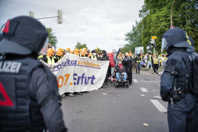 fD Erfurt Laufende Berichterstattung zum AfD-Bundesparteitag in Erfurt Gegenproteste angekündigt Tausende Polizisten im Einsatz Am 4. und 5. Juli 2026 trifft sich die AfD zum 17. Bundesparteitag in Erfurt. Die Veranstaltung findet in der Messehalle 1 der Messe Erfurt statt. Im Fokus steht die turnusgemäße Wahl des Bundesvorstands. Ein breites Bündnis aus Gewerkschaften, Kirchen, Wohlfahrtsverbänden und Parteien (SPD, Grüne, Linke) mobilisiert gegen die Veranstaltung. Es werden zwischen 35.000 und 50.000 Gegendemonstranten in der Stadt erwartet. Das Aktionsbündnis Widersetzen plant gezielte, gewaltfreie Sitzblockaden an den Zufahrtswegen zur Messe, um den Ablauf des Parteitags aktiv zu stören und zu verzögern. Die T