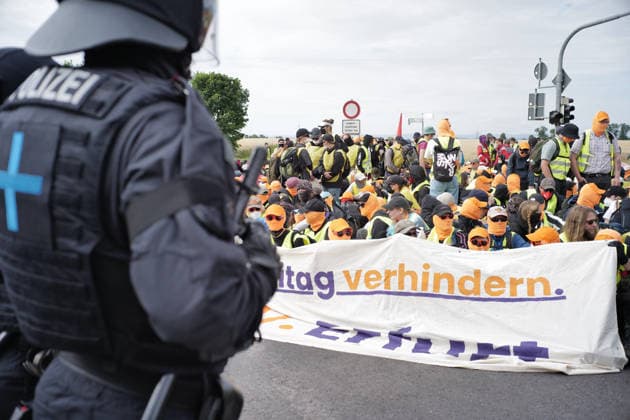 fD Erfurt Laufende Berichterstattung zum AfD-Bundesparteitag in Erfurt Gegenproteste angekündigt Tausende Polizisten im Einsatz Am 4. und 5. Juli 2026 trifft sich die AfD zum 17. Bundesparteitag in Erfurt. Die Veranstaltung findet in der Messehalle 1 der Messe Erfurt statt. Im Fokus steht die turnusgemäße Wahl des Bundesvorstands. Ein breites Bündnis aus Gewerkschaften, Kirchen, Wohlfahrtsverbänden und Parteien (SPD, Grüne, Linke) mobilisiert gegen die Veranstaltung. Es werden zwischen 35.000 und 50.000 Gegendemonstranten in der Stadt erwartet. Das Aktionsbündnis Widersetzen plant gezielte, gewaltfreie Sitzblockaden an den Zufahrtswegen zur Messe, um den Ablauf des Parteitags aktiv zu stören und zu verzögern. Die T