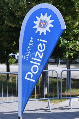 17. Bundesparteitag der Alternative für Deutschland am 04.07.2026 in der Messe Erfurt in Erfurt Logo Schriftzug Thüringer Polizei *** 17th Federal Party Convention of Alternative for Germany on July 4, 2026, at the Erfurt Exhibition Center in Erfurt; logo featuring the words Thuringian Police xRx