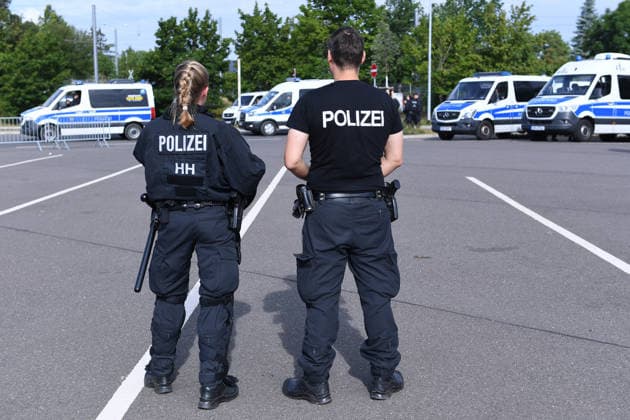 17. Bundesparteitag der Alternative für Deutschland am 04.07.2026 in der Messe Erfurt in Erfurt Zwei Polizeibeamte sichern das Gelände der Messe Erfurt *** 17th Federal Party Convention of Alternative for Germany on July 4, 2026, at the Erfurt Exhibition Center in Erfurt. Two police officers are securing the grounds of the Erfurt Exhibition Center. xRx