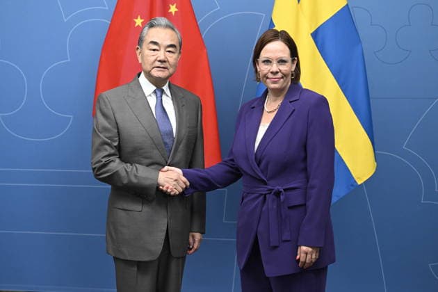 STOCKHOLM, SVERIGE 20260704 Kinas utrikesminister Wang Yi blir mottagen av utrikesminister Maria Malmer Stenergard (M) STOCKHOLM SVERIGE x10070x *** STOCKHOLM, SWEDEN July 4, 2026 China s Foreign Minister Wang Yi is welcomed by Foreign Minister Maria Malmer Stenergard M STOCKHOLM SWEDEN x10070x  Copyright: xJessicaxGow TTx KINAS UTRIKESMINISTER WANG YI I STOCKHOLM 3m90RRMMqnA
