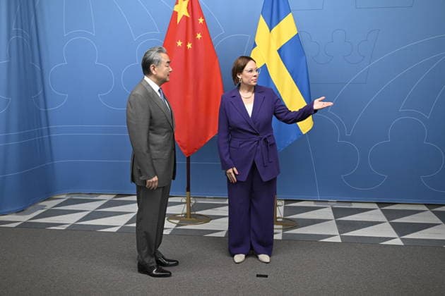 STOCKHOLM, SVERIGE 20260704 Kinas utrikesminister Wang Yi blir mottagen av utrikesminister Maria Malmer Stenergard (M) STOCKHOLM SVERIGE x10070x *** STOCKHOLM, SWEDEN July 4, 2026 China s Foreign Minister Wang Yi is welcomed by Foreign Minister Maria Malmer Stenergard M STOCKHOLM SWEDEN x10070x  Copyright: xJessicaxGow TTx KINAS UTRIKESMINISTER WANG YI I STOCKHOLM jMc8OsBnoyc