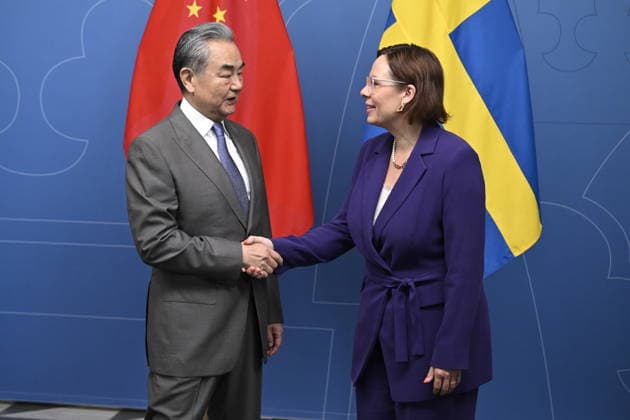 STOCKHOLM, SVERIGE 20260704 Kinas utrikesminister Wang Yi blir mottagen av utrikesminister Maria Malmer Stenergard (M) STOCKHOLM SVERIGE x10070x *** STOCKHOLM, SWEDEN July 4, 2026 China s Foreign Minister Wang Yi is received by Foreign Minister Maria Malmer Stenergard M STOCKHOLM SWEDEN x10070x  Copyright: xJessicaxGow TTx KINAS UTRIKESMINISTER WANG YI I STOCKHOLM 7vC4w36aA7k