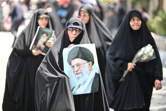 Iran Late Supreme Leader Funeral Rites 9199588 04.07.2026 A woman holds a portrait of late Iran s Supreme Leader Ayatollah Ali Khamenei, on a street in Tehran, Iran. Iran s ruling clerics are preparing days of mass funeral events for late Supreme Leader Ayatollah Ali Khamenei killed in U.S. and Israeli strikes on Iran during the conflict in late February. Ilya Pitalev Sputnik Tehran Iran  Copyright: xIlyaxPitalevx