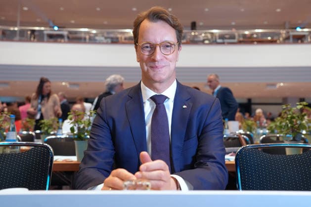 Landesparteitag der CDU NRW in Duesseldorf Hendrik Wuest, Ministerpraesident des Landes Nordrhein-Westfalen im Portrait auf seinem Platz beim Landesparteitag der CDU Nordrhein-Westfalen im Maritim Hotel, Duesseldorf, 04.07.2026 Duesseldorf NRW Deutschland *** CDU North Rhine-Westphalia State Party Convention in Düsseldorf: A portrait of Hendrik Wuest, Minister-President of North Rhine-Westphalia, at his seat during the CDU North Rhine-Westphalia State Party Convention at the Maritim Hotel in Düsseldorf, July 4, 2026, Düsseldorf, North Rhine-Westphalia, Germany