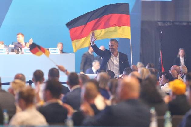 Erfurt, Thüringen, Deutschland, 04.07.2026: Messe: AfD-Bundesparteitag: Blick ins Plenum; Ulrich Siegmund lässt sich von den Delegierten feiern *** Erfurt, Thuringia, Germany, July 4, 2026: AfD National Party Convention—A View of the Plenary Session—Ulrich Siegmund is celebrated by the delegates Copyright: xdtsxNachrichtenagenturx dts_126287
