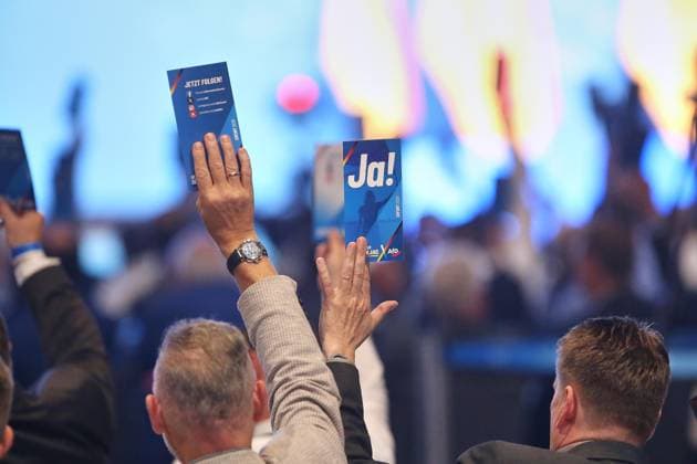 Erfurt, Thüringen, Deutschland, 04.07.2026: Messe: AfD-Bundesparteitag: Delegierte heben ihre Stimmkarte *** Erfurt, Thuringia, Germany, July 4, 2026: AfD National Party Convention—Delegates raise their voting cards Copyright: xdtsxNachrichtenagenturx dts_126289
